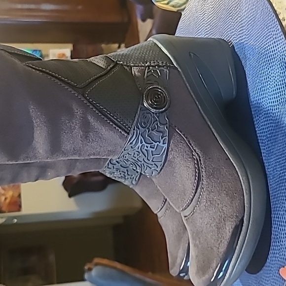 BZEE "Euphoria" Tall boot sz 7. Like new condition. Cloud technology .(#1168) - Picture 4 of 17